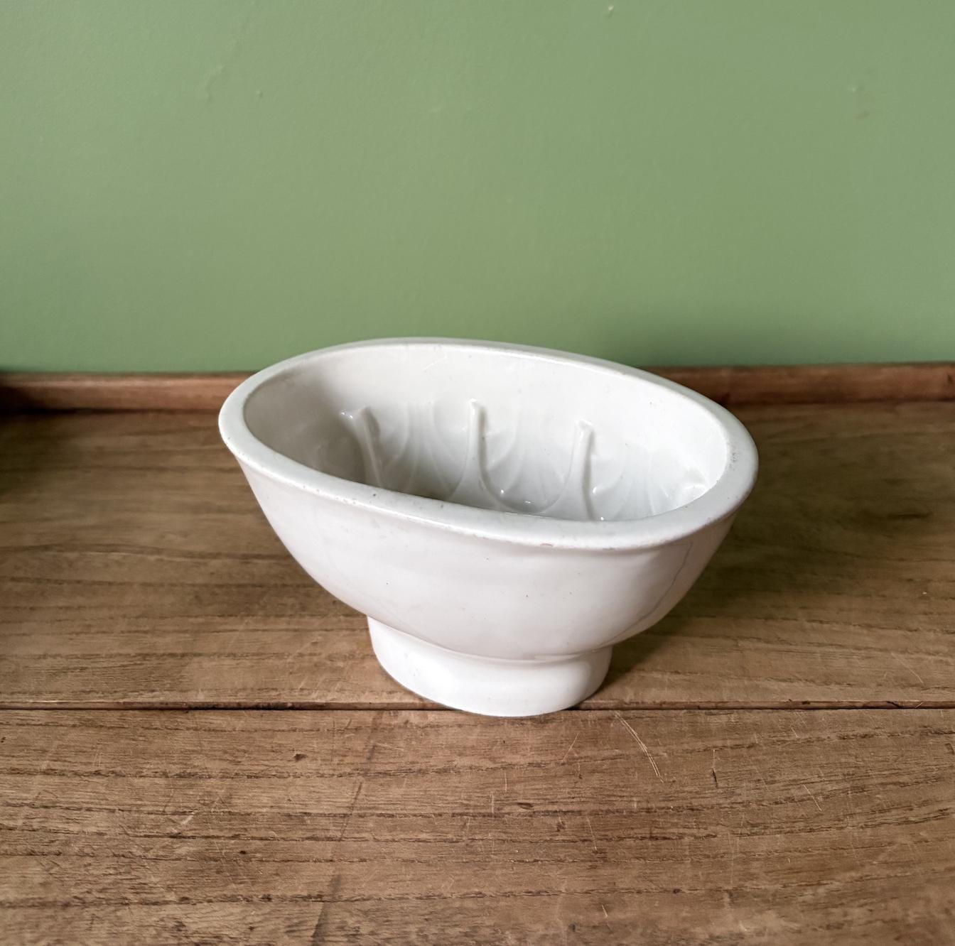 Copeland White Ceramic Jelly Moulds - Shell DesignCond