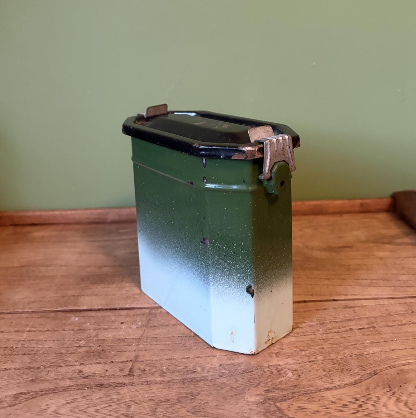 Green Two Toned Enamel French Lunch Box